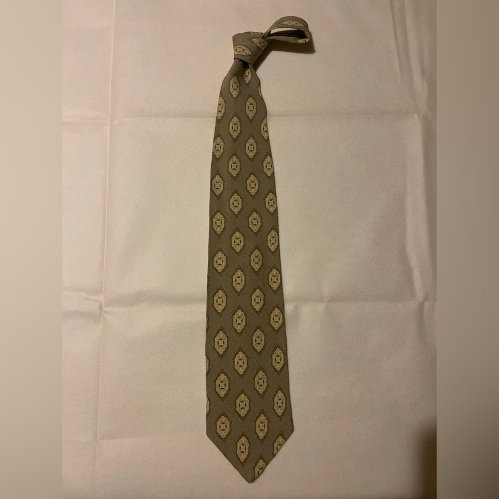 Giorgio Armani Cravatte Olive/Taupe Crest Pattern Designer Silk Tie